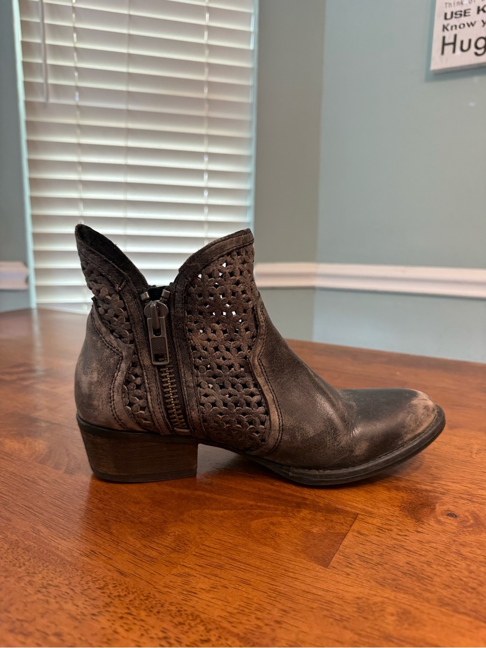 CIRCLE G by CORRAL Distressed Black Grey Leather Cutout Ankle Boots Q0001 10 - Picture 2 of 12